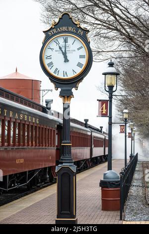 Treno a vapore vintage che si prepara per la partenza dalla stazione Strasburg Rail Road nella contea di Lancaster, Pennsylvania. (USA) Foto Stock