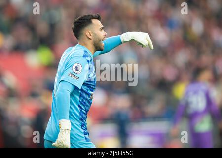 Londra, Regno Unito. 23rd Apr 2022. David Raya di Brentford durante la partita della Premier League tra Brentford e Tottenham Hotspur al Brentford Community Stadium, Londra, Inghilterra, il 23 aprile 2022. Foto di Salvio Calabrese. Solo per uso editoriale, licenza richiesta per uso commerciale. Nessun utilizzo nelle scommesse, nei giochi o nelle pubblicazioni di un singolo club/campionato/giocatore. Credit: UK Sports Pics Ltd/Alamy Live News Foto Stock