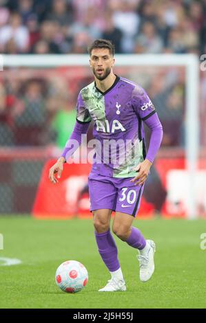 Londra, Regno Unito. 23rd Apr 2022. Mads Roerslev di Brentford durante la partita della Premier League tra Brentford e Tottenham Hotspur al Brentford Community Stadium, Londra, Inghilterra, il 23 aprile 2022. Foto di Salvio Calabrese. Solo per uso editoriale, licenza richiesta per uso commerciale. Nessun utilizzo nelle scommesse, nei giochi o nelle pubblicazioni di un singolo club/campionato/giocatore. Credit: UK Sports Pics Ltd/Alamy Live News Foto Stock