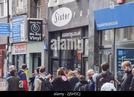 Londra, Regno Unito. 23rd aprile 2022. I clienti si accodano al di fuori del negozio Sister Ray a Soho il giorno del negozio Record. RSD celebra i negozi di musica indipendenti in tutto il mondo, con molte etichette e artisti che rilasciano dischi speciali in edizione limitata appositamente per la giornata. Credit: Vuk Valcic/Alamy Live News Foto Stock