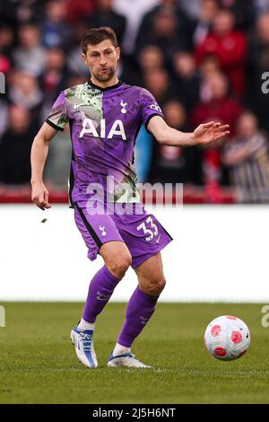 LONDRA, REGNO UNITO. APRILE 23rd ben Davies di Tottenham Hotspur in palla durante la partita della Premier League tra Brentford e Tottenham Hotspur al Brentford Community Stadium di Brentford sabato 23rd aprile 2022. (Credit: Tom West | MI News) Credit: MI News & Sport /Alamy Live News Foto Stock