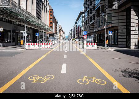 Berlino, Germania - Aprile 2022: Pista ciclabile vuota o pista ciclabile pop-up nella via dello shopping (Friedrichstr.) a Berlino Foto Stock