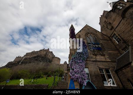 Il bar Cold Town House, con i gradini che conducono al Castello di Edimburgo Foto Stock