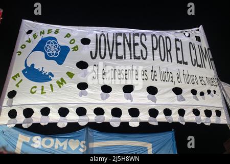 Buenos Aires, Argentina; 22 aprile 2022: Manifestazione della Giornata della Terra, bandiera dell'organizzazione ambientalista Gioventù per il clima e il messaggio If the Foto Stock