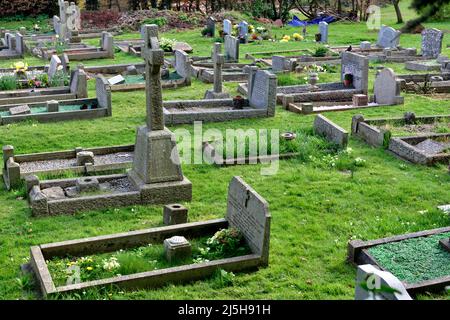 Tipico cimitero inglese con lapidi, Winterbourne Down Methodist Church, Bristol, Regno Unito Foto Stock