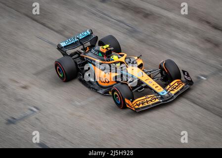 Lando Norris della McLaren durante la sessione di sprint race alla vigilia del Gran Premio d'Emilia Romagna F1 ad Autodromo Enzo e Dino Ferrari il 22 aprile 2022 ad Imola, Italia. Foto Stock