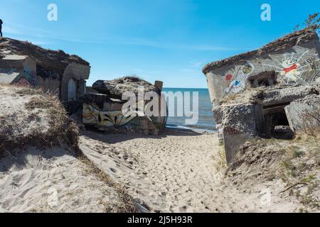 Rovine di bunker sulla spiaggia del Mar Baltico, parte di un antico forte nella ex base sovietica Karosta a Liepaja, Lettonia. Foto Stock