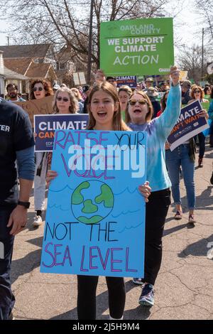 Royal Oak, Michigan, Stati Uniti. 23rd Apr 2022. La campagna climatica della contea di Oakland (Michigan) si tiene una marcia e si raduna esortando le comunità locali ad agire per combattere la crisi climatica e "Turn Oakland County Green". Credit: Jim West/Alamy Live News Foto Stock