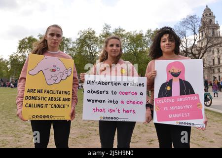 Londra, Regno Unito. 23rd Apr 2022. I manifestanti tengono dei cartelli che esprimono le loro opinioni durante la dimostrazione. Organizzazione anti-aborto a favore della vita, la resistenza all'aborto ha messo in scena una protesta in Piazza del Parlamento contro gli aborti coerced. Credit: SOPA Images Limited/Alamy Live News Foto Stock