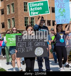 Royal Oak, Michigan, Stati Uniti. 23rd Apr 2022. La campagna climatica della contea di Oakland (Michigan) si tiene una marcia e si raduna esortando le comunità locali ad agire per combattere la crisi climatica e "Turn Oakland County Green". Credit: Jim West/Alamy Live News Foto Stock