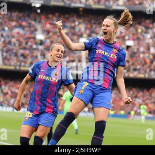 Barcellona, Spagna. 22nd Apr 2022. CAROLINE GRAHAM HANSEN (FC Barcelona) e Ana Maria Crnogorcevic (FC Barcelona) festeggiano dopo un gol durante la UEFA Womens Champions League tra il FC Barcelona e la VFL Wolfsburg. (Credit Image: © Xavi Urgeles/ZUMA Press Wire) Foto Stock