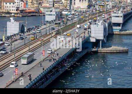 Primo piano del Ponte Galata che attraversa il Corno d'Oro in una soleggiata giornata primaverile a Istanbul, Turchia, il 8 aprile 2022. Foto Stock