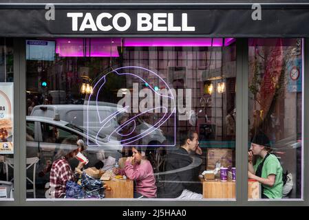 Madrid, Spagna. 23rd Apr 2022. I clienti mangiano presso la catena americana di ristoranti fast-food Taco Bell in Spagna. (Foto di Xavi Lopez/SOPA Images/Sipa USA) Credit: Sipa USA/Alamy Live News Foto Stock