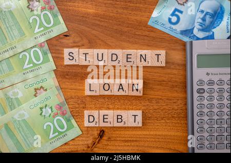 Calgary, Alberta - 21 aprile 2022: Annullare il concetto di debito degli studenti con dollari americani. Foto Stock