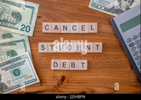 Calgary, Alberta - 21 aprile 2022: Annullare il concetto di debito degli studenti con dollari americani. Foto Stock