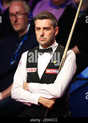 Mark Selby durante il giorno otto del campionato mondiale di biliardo Betfred al Crucible, Sheffield. Data foto: Sabato 23 aprile 2022. Foto Stock