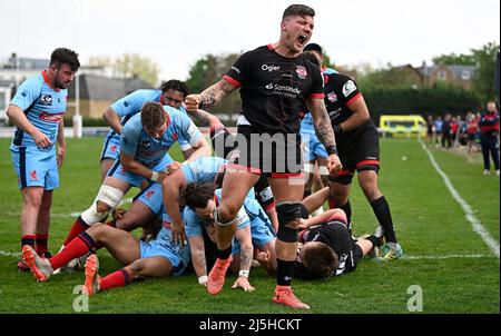 Richmond, Regno Unito. 23rd Apr 2022. Coppa di Rugby da campionato. Londra, V Jersey Reds scozzese. Richmond Athletic Ground. Richmond. Guy Thompson (Jersey Reds) festeggia il 7th (settimo) e l'ultimo tentativo dei Jersey Reds durante la partita di rugby della London Scottish V Jersey Reds Championship Cup. Credit: Sport in immagini/Alamy Live News Foto Stock