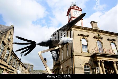 Marsden, Regno Unito. 23rd aprile, 2022.l'annuale festival di Cuckoo ritorna con una processione attraverso il villaggio guidato dal Cuckoo e le magie ladri ballerini Morris, Marsden, Regno Unito. Credit: Barbara Cook/Alamy Live News Foto Stock