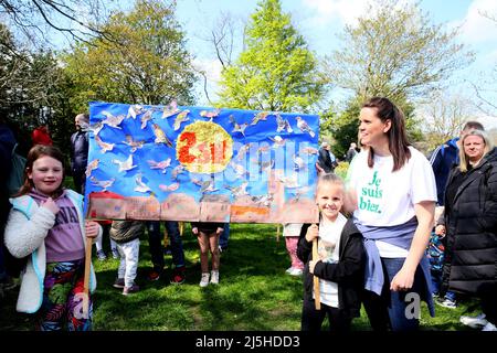 Marsden, Regno Unito. 23rd aprile, 2022.l'annuale festival di Cuckoo ritorna con una processione attraverso il villaggio guidato dal Cuckoo e le magie ladri ballerini Morris, Marsden, Regno Unito. Credit: Barbara Cook/Alamy Live News Foto Stock