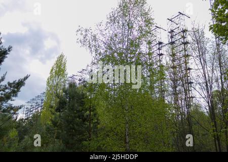 Ampio campo di antenna. Sovietica sistema radar Duga alla centrale nucleare di Cernobyl. ABM difesa missilistica. Campo di antenna, sopra l'orizzonte radar. O militari Foto Stock