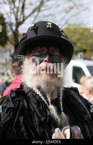 Marsden, Regno Unito. 23rd aprile, 2022.l'annuale festival di Cuckoo ritorna con una processione attraverso il villaggio guidato dal Cuckoo e le magie ladri ballerini Morris, Marsden, Regno Unito. Credit: Barbara Cook/Alamy Live News Foto Stock