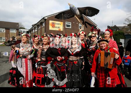 Marsden, Regno Unito. 23rd aprile, 2022.l'annuale festival di Cuckoo ritorna con una processione attraverso il villaggio guidato dal Cuckoo e le magie ladri ballerini Morris, Marsden, Regno Unito. Credit: Barbara Cook/Alamy Live News Foto Stock