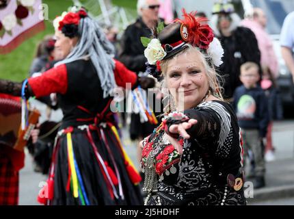 Marsden, Regno Unito. 23rd aprile, 2022.l'annuale festival di Cuckoo ritorna con una processione attraverso il villaggio guidato dal Cuckoo e le magie ladri ballerini Morris, Marsden, Regno Unito. Credit: Barbara Cook/Alamy Live News Foto Stock