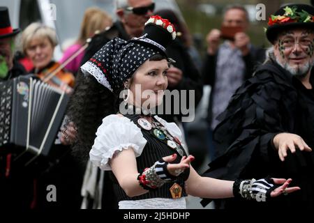 Marsden, Regno Unito. 23rd aprile, 2022.l'annuale festival di Cuckoo ritorna con una processione attraverso il villaggio guidato dal Cuckoo e le magie ladri ballerini Morris, Marsden, Regno Unito. Credit: Barbara Cook/Alamy Live News Foto Stock