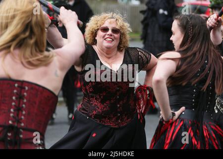 Marsden, Regno Unito. 23rd aprile, 2022.l'annuale festival di Cuckoo ritorna con una processione attraverso il villaggio guidato dal Cuckoo e le magie ladri ballerini Morris, Marsden, Regno Unito. Credit: Barbara Cook/Alamy Live News Foto Stock