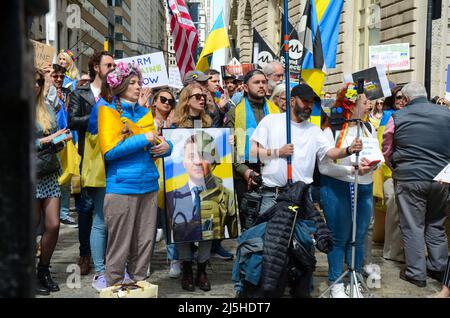 Centinaia di persone si riuniscono al Bowling Green Park di New York per stare in solidarietà con l'Ucraina il 23 aprile 2022. Foto Stock