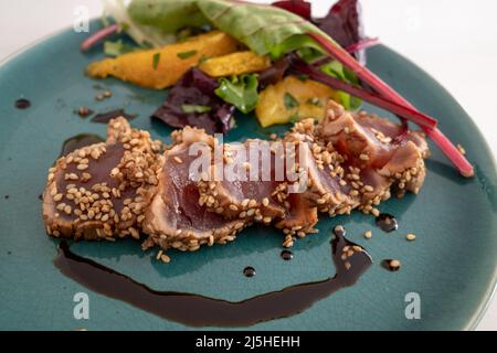 In stile giapponese, tatami di tonno rosso, tonno fresco a fette servito con insalata d'arancia. Foto Stock