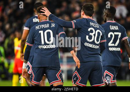 Parigi, Francia, Francia. 23rd Apr 2022. Lionel (Leo) MESSI di PSG festeggia il suo obiettivo con NEYMAR JR di PSG durante la partita Ligue 1 tra Paris Saint-Germain (PSG) e RC Lens allo stadio Parc des Princes il 23 aprile 2022 a Parigi, Francia. (Credit Image: © Matthieu Mirville/ZUMA Press Wire) Foto Stock