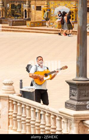 busker uomo che canta e suona la chitarra presso il punto di riferimento storico della Plaza de Espana a Siviglia Sevilla Spagna Foto Stock