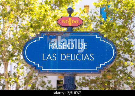 Segnaletica stradale decorativa per Paseo de las delicias a Siviglia Sevilla Spagna Foto Stock
