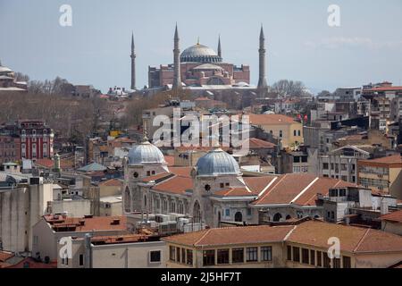 Vista ad alto angolo della moschea di Hagia Sophia sui tetti di Sirkeci sulla penisola storica di Istanbul, Turchia, il 8 aprile 2022. Foto Stock