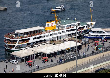 Vista ingrandita ad alto angolo delle linee della città di Istanbul traghetto sbarcare i passeggeri al molo di Kadikoy sul Corno d'Oro a Eminonu, Istanbul, Turchia. Foto Stock