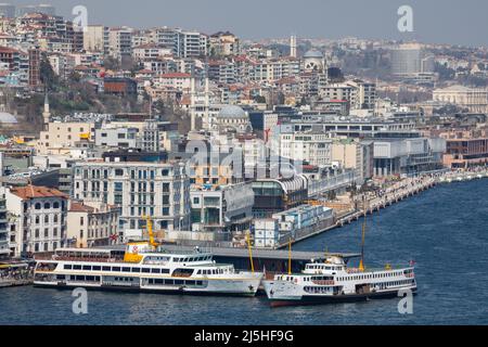 Vista panoramica ad alto angolo delle linee della città di Istanbul traghetto sbarco passeggeri al molo di Karakoy sul Corno d'Oro con Galataport e sfondo Karakoy. Foto Stock