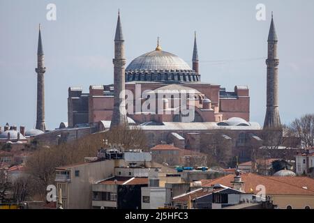 Vista ingrandita ad alto angolo della moschea di Hagia Sophia sui tetti di Sirkeci sulla penisola storica di Istanbul, Turchia, il 8 aprile 2022. Foto Stock