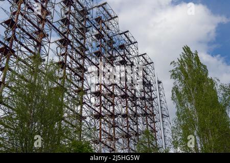 Ampio campo di antenna. Sovietica sistema radar Duga alla centrale nucleare di Cernobyl. ABM difesa missilistica. Campo di antenna, sopra l'orizzonte radar. O militari Foto Stock