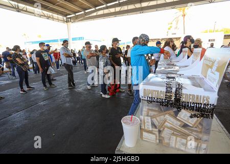 HERMOSILLO, MESSICO - 06 GIUGNO: Molti anziani aspettano il loro turno all'ombra per votare alle urne poste all'interno di un'aula raffreddata a caldo nella rurale la Victoria a sonora il 6 giugno 2021 a Hermosillo, Messico. Un numero record di 93,5 milioni di cittadini oggi possono votare nelle elezioni più grandi della storia del paese. saranno eletti 500 deputati, governatori in 15 stati e 20.000 autorità locali. Durante la campagna, 35 candidati sono stati segnalati assassinati. (Foto di Luis Gutierrez/ Norte Photo/) Foto Stock