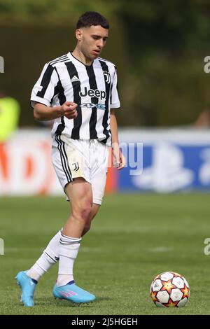 Nyon, Svizzera, 22nd aprile 2022. Luis Hasa di Juventus durante la partita della UEFA Youth League presso il Cosovray Sports Center di Nyon. Il credito d'immagine dovrebbe essere: Jonathan Moscrop / Sportimage Foto Stock