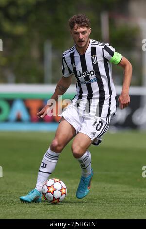 Nyon, Svizzera, 22nd aprile 2022. Andrea Bonetti della Juventus durante la partita della UEFA Youth League presso il Cosovray Sports Center di Nyon. Il credito d'immagine dovrebbe essere: Jonathan Moscrop / Sportimage Foto Stock