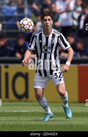 Nyon, Svizzera, 22nd aprile 2022. Fabio Miretti della Juventus durante la partita della UEFA Youth League presso il Cosovray Sports Center di Nyon. Il credito d'immagine dovrebbe essere: Jonathan Moscrop / Sportimage Foto Stock