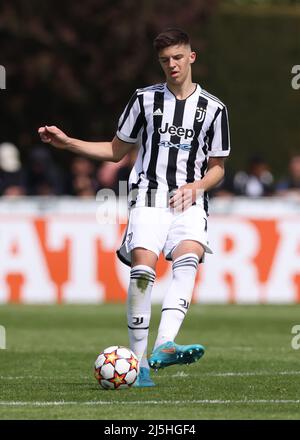 Nyon, Svizzera, 22nd aprile 2022. Tarik Muharemovic di Juventus durante la partita della UEFA Youth League presso il centro sportivo di Cosovray, Nyon. Il credito d'immagine dovrebbe essere: Jonathan Moscrop / Sportimage Foto Stock