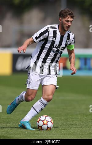 Nyon, Svizzera, 22nd aprile 2022. Andrea Bonetti della Juventus durante la partita della UEFA Youth League presso il Cosovray Sports Center di Nyon. Il credito d'immagine dovrebbe essere: Jonathan Moscrop / Sportimage Foto Stock