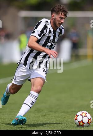 Nyon, Svizzera, 22nd aprile 2022. Andrea Bonetti della Juventus durante la partita della UEFA Youth League presso il Cosovray Sports Center di Nyon. Il credito d'immagine dovrebbe essere: Jonathan Moscrop / Sportimage Foto Stock