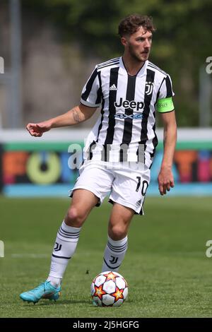 Nyon, Svizzera, 22nd aprile 2022. Andrea Bonetti della Juventus durante la partita della UEFA Youth League presso il Cosovray Sports Center di Nyon. Il credito d'immagine dovrebbe essere: Jonathan Moscrop / Sportimage Foto Stock