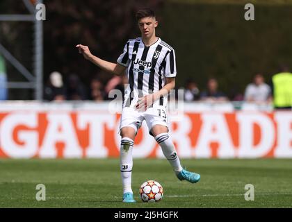 Nyon, Svizzera, 22nd aprile 2022. Tarik Muharemovic di Juventus durante la partita della UEFA Youth League presso il centro sportivo di Cosovray, Nyon. Il credito d'immagine dovrebbe essere: Jonathan Moscrop / Sportimage Foto Stock