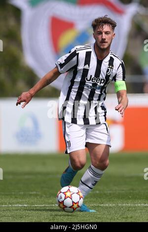 Nyon, Svizzera, 22nd aprile 2022. Andrea Bonetti della Juventus durante la partita della UEFA Youth League presso il Cosovray Sports Center di Nyon. Il credito d'immagine dovrebbe essere: Jonathan Moscrop / Sportimage Foto Stock