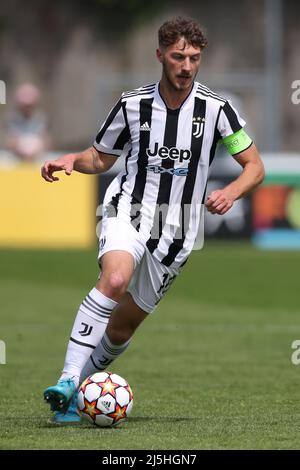 Nyon, Svizzera, 22nd aprile 2022. Andrea Bonetti della Juventus durante la partita della UEFA Youth League presso il Cosovray Sports Center di Nyon. Il credito d'immagine dovrebbe essere: Jonathan Moscrop / Sportimage Foto Stock